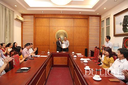 Tổng cục trưởng Tổng cục Du lịch Nguyễn Văn Tuấn trao Quyết định điều động, bổ nhiệm Giám đốc Trung tâm Thông tin Du lịch cho ông Lê Tuấn Anh